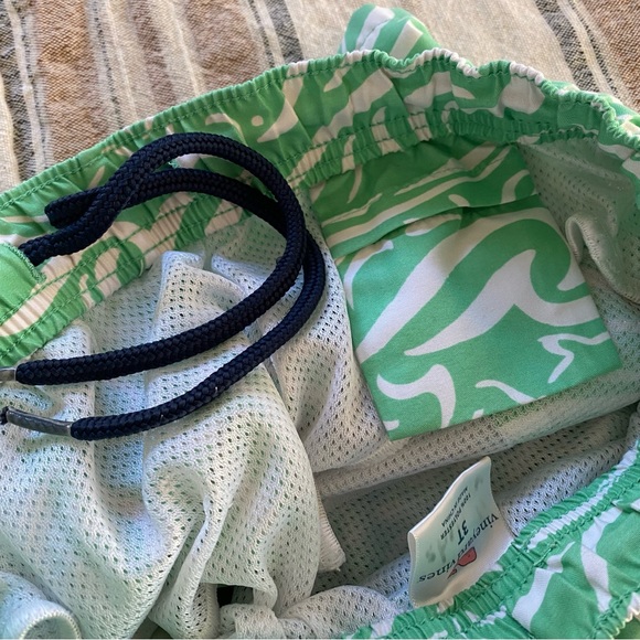 Vineyard Vines Green White Wave Shark Printed Chappy Swim Trunks Bottoms Shorts - Picture 9 of 10